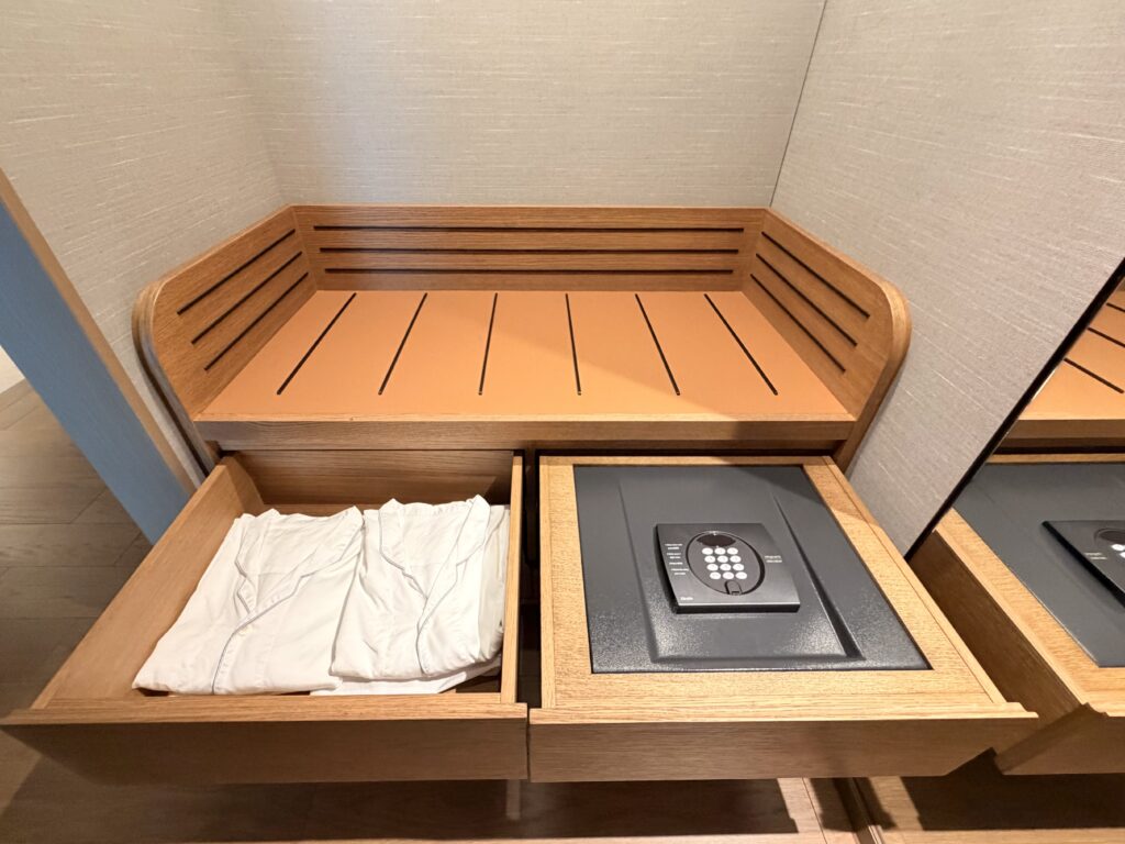コンラッド名古屋_客室_クローゼット_金庫とパジャマ
