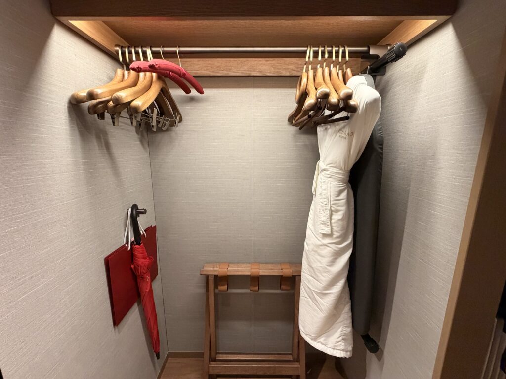 コンラッド名古屋_客室_クローゼット_ハンガーラック