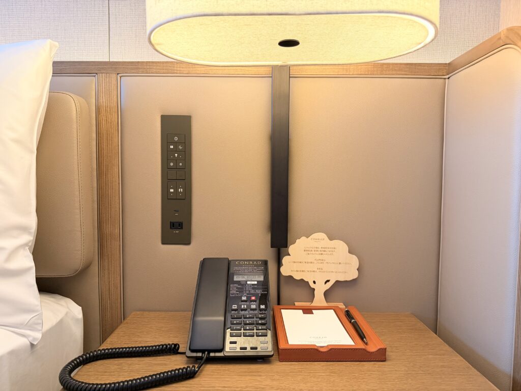 コンラッド名古屋_ベッドサイド_電話