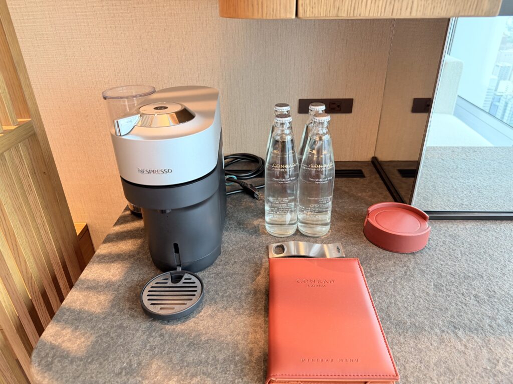 コンラッド名古屋_客室ミニバー_無料の水とネスプレッソ
