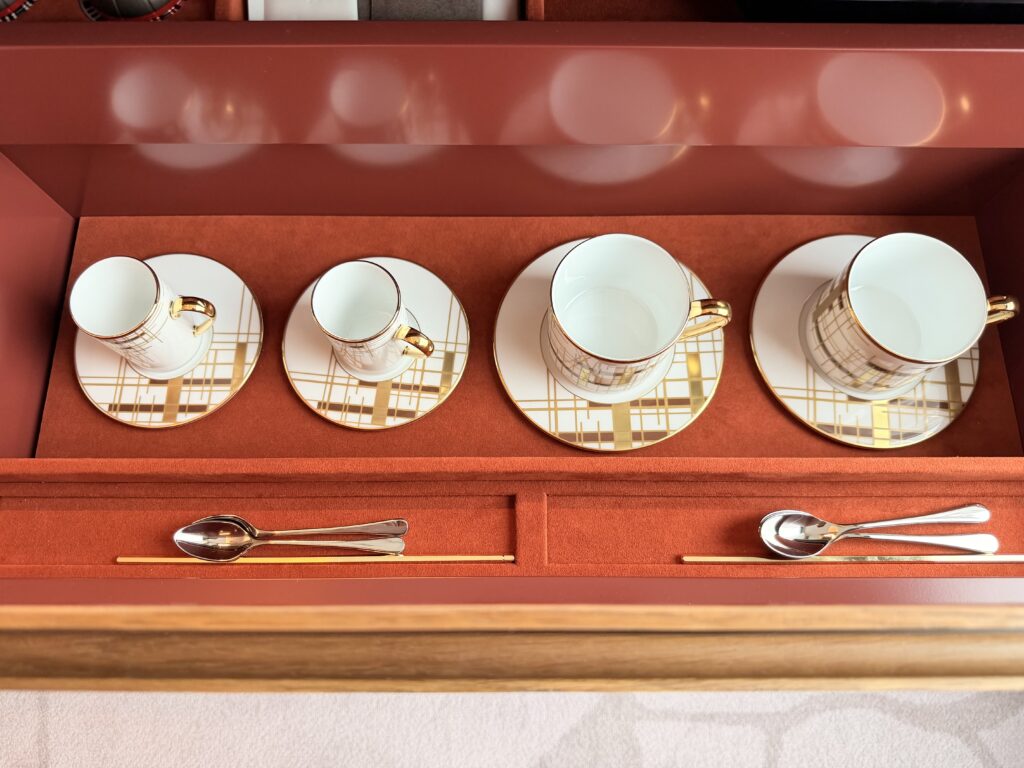 コンラッド名古屋_客室ミニバー_ティーカップ