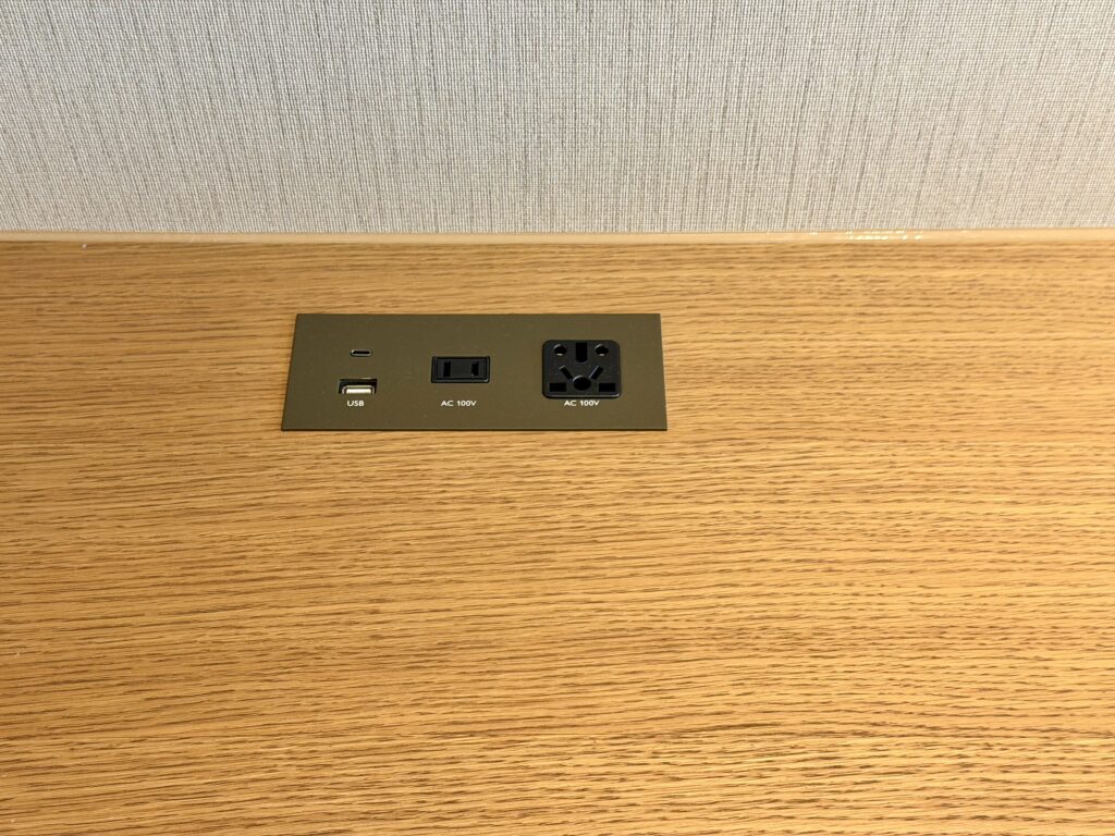 コンラッド名古屋_客室_デスク周りのコンセント