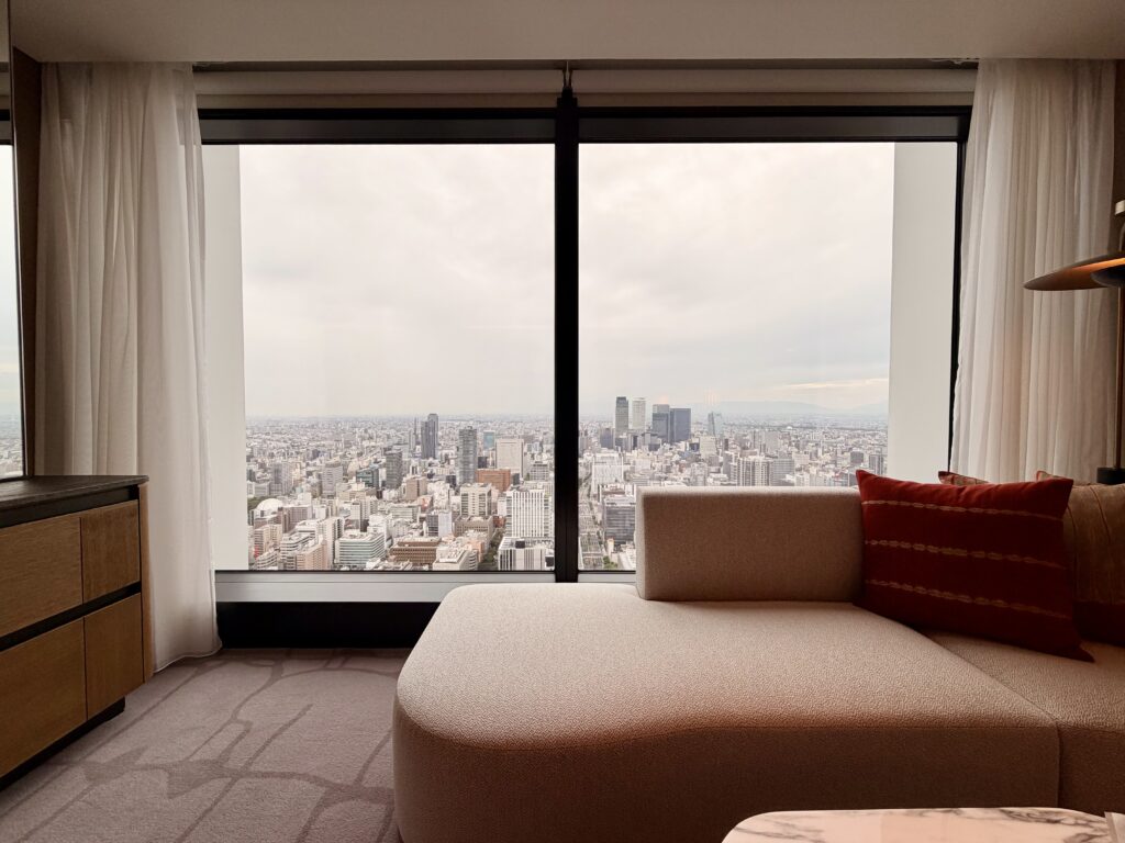 コンラッド名古屋_客室_ソファからの景色