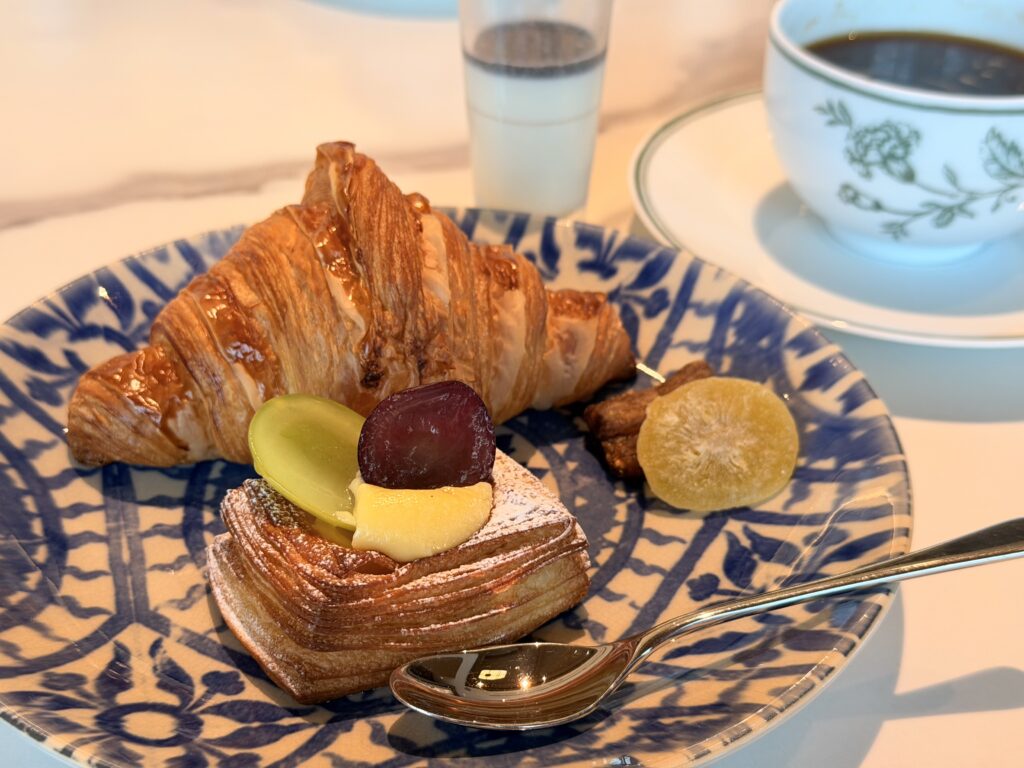 コンラッド名古屋_朝食_食べたクロワッサンとフルーツデニッシュ