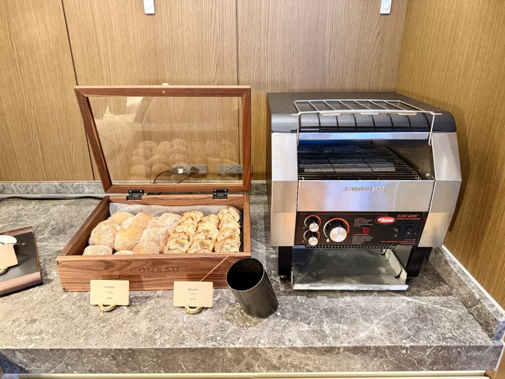 コンラッド名古屋_エグゼクティブラウンジ_イブニングカクテル_パンとトースター