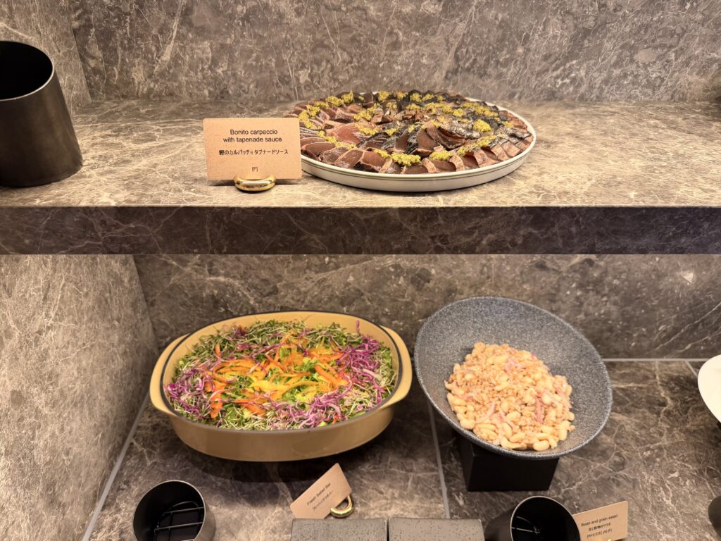 コンラッド名古屋_エグゼクティブラウンジ_イブニングカクテル_鰹のカルパッチョとサラダ