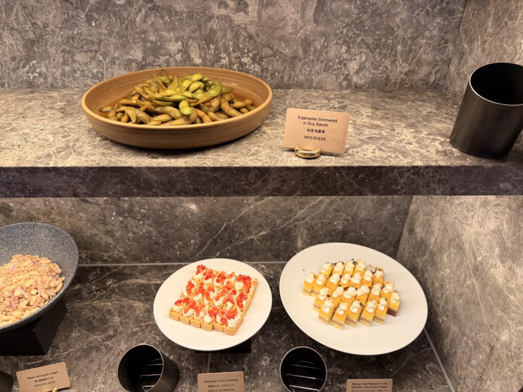 コンラッド名古屋_エグゼクティブラウンジ_イブニングカクテル_冷菜とケーキ