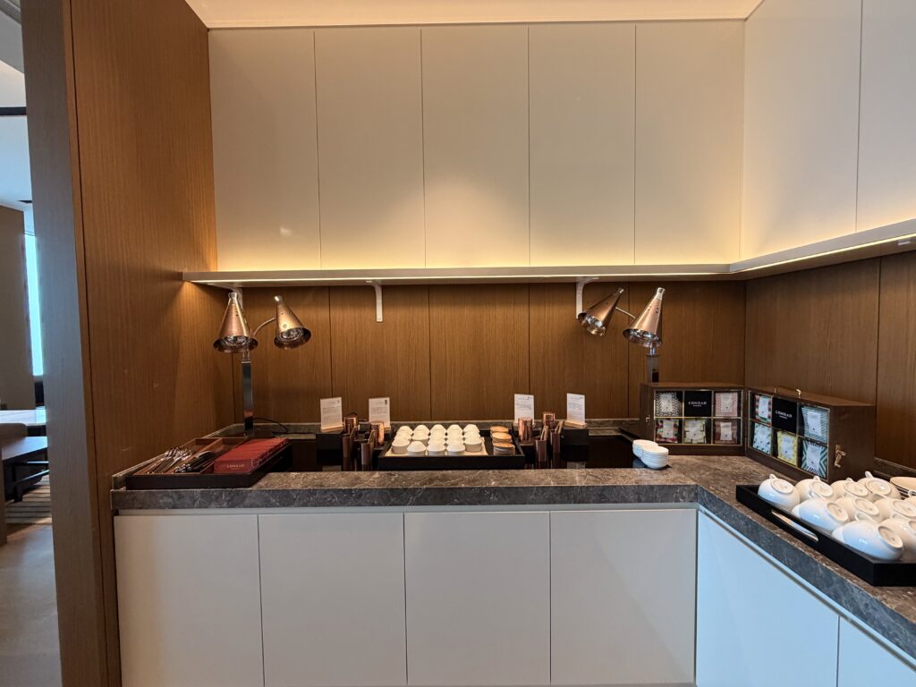 コンラッド名古屋_エグゼクティブラウンジ_ビュッフェ台_お茶やコーヒー方面